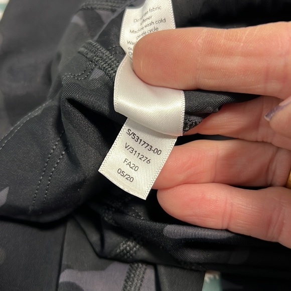 Athleta Ultimate Stash Pocket 7/8 Gray Camo Tights Size Small - Picture 10 of 10